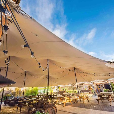 Court Yard Hotel Лейксліп Екстер'єр фото